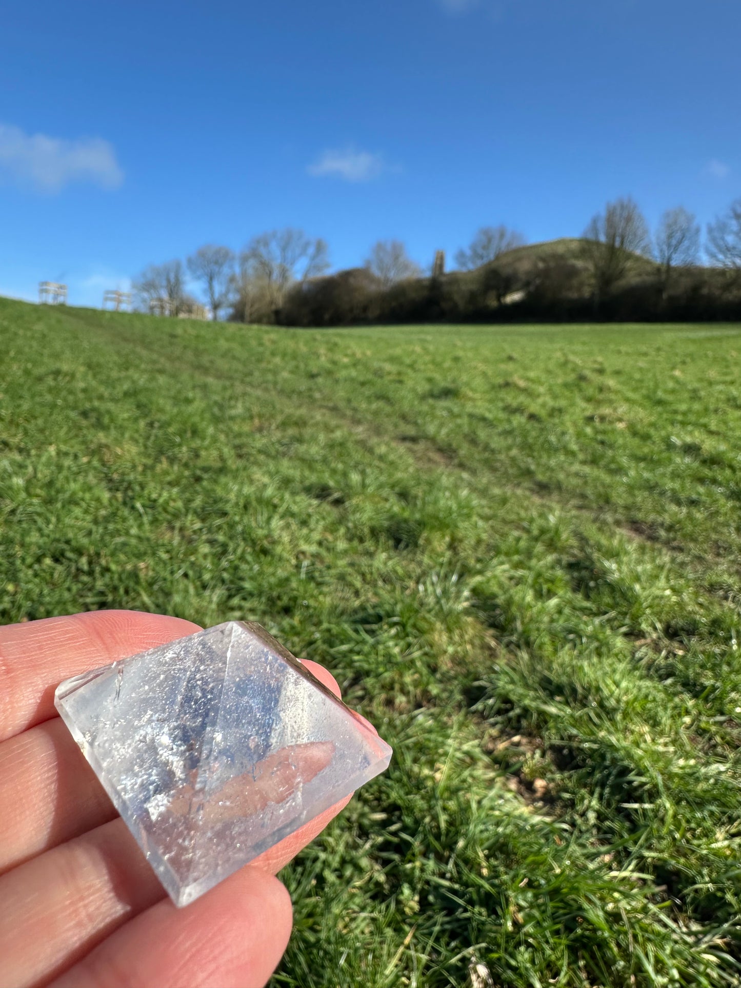 聖地グラストンベリーのエネルギー調整ピラミッドクリスタル