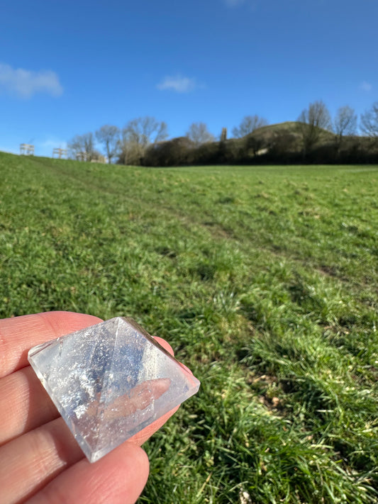 聖地グラストンベリーのエネルギー調整ピラミッドクリスタル